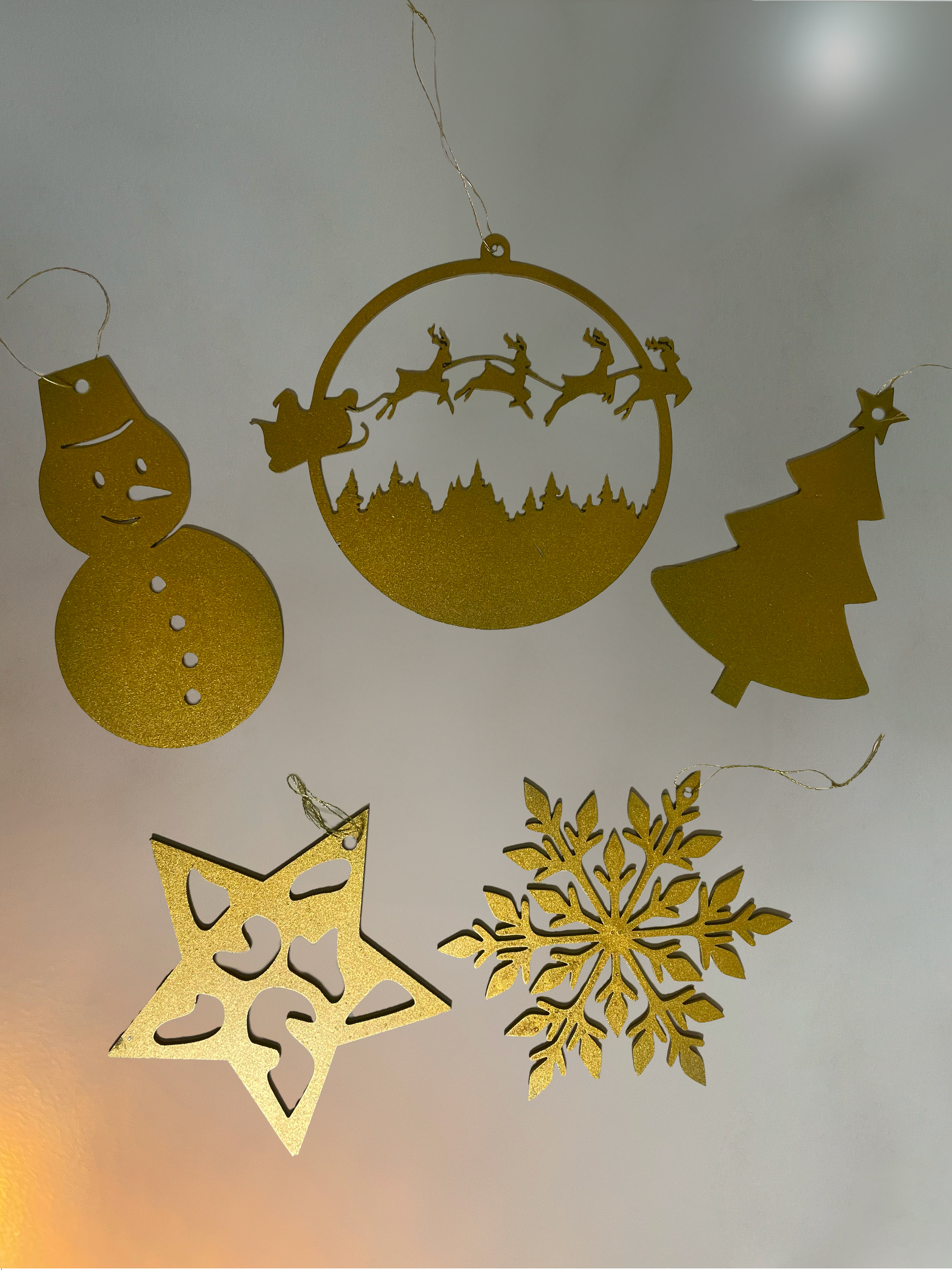 5 differentes décorations de noêl en metal peint