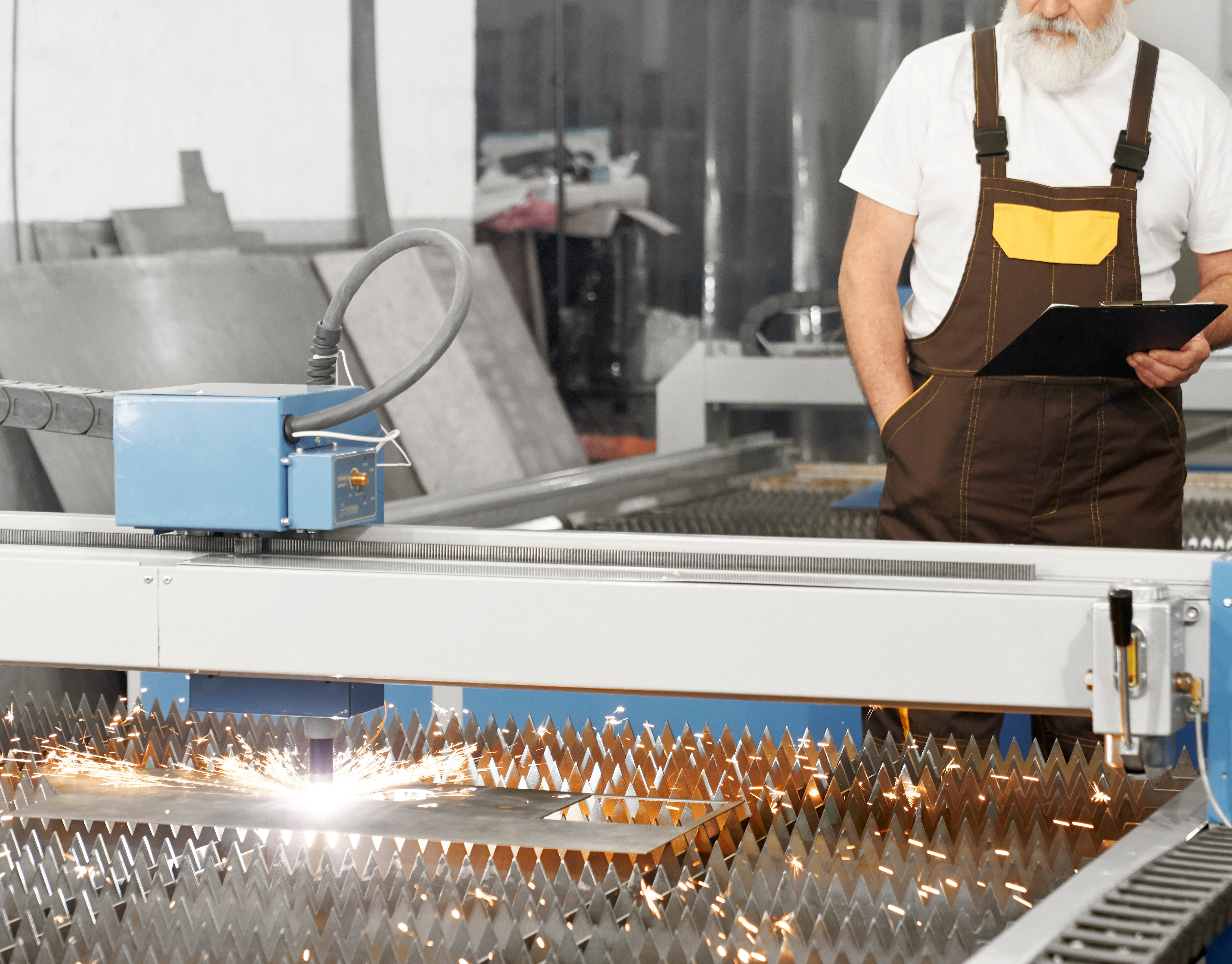 personalisation des plaque de metal ouvrier qui surveille la machine de decoupe metal