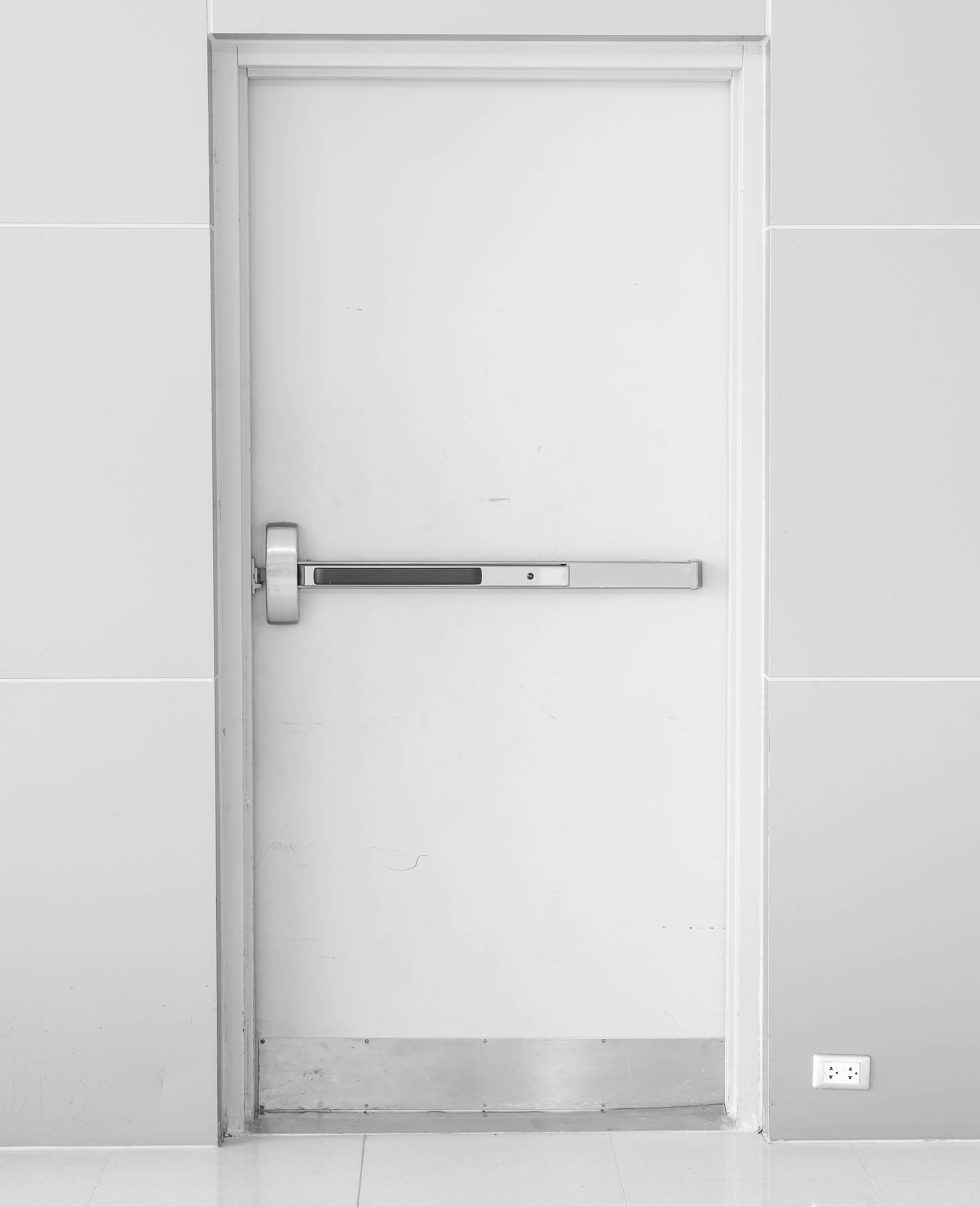 Porte avec des protections en metal dans le bas de la porte ou bien au niveau de la poigné
