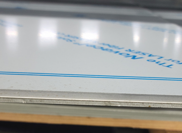 Pourquoi utiliser un film PVC protecteur sur vos plaques métalliques ?