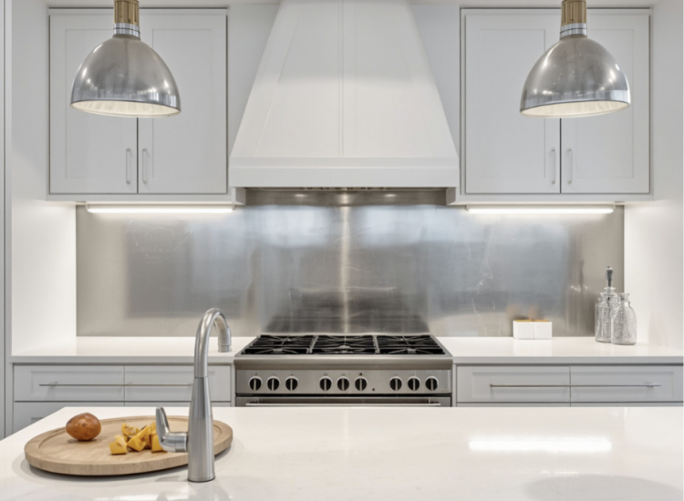 Crédence inox sur mesure : tout savoir avant de commander